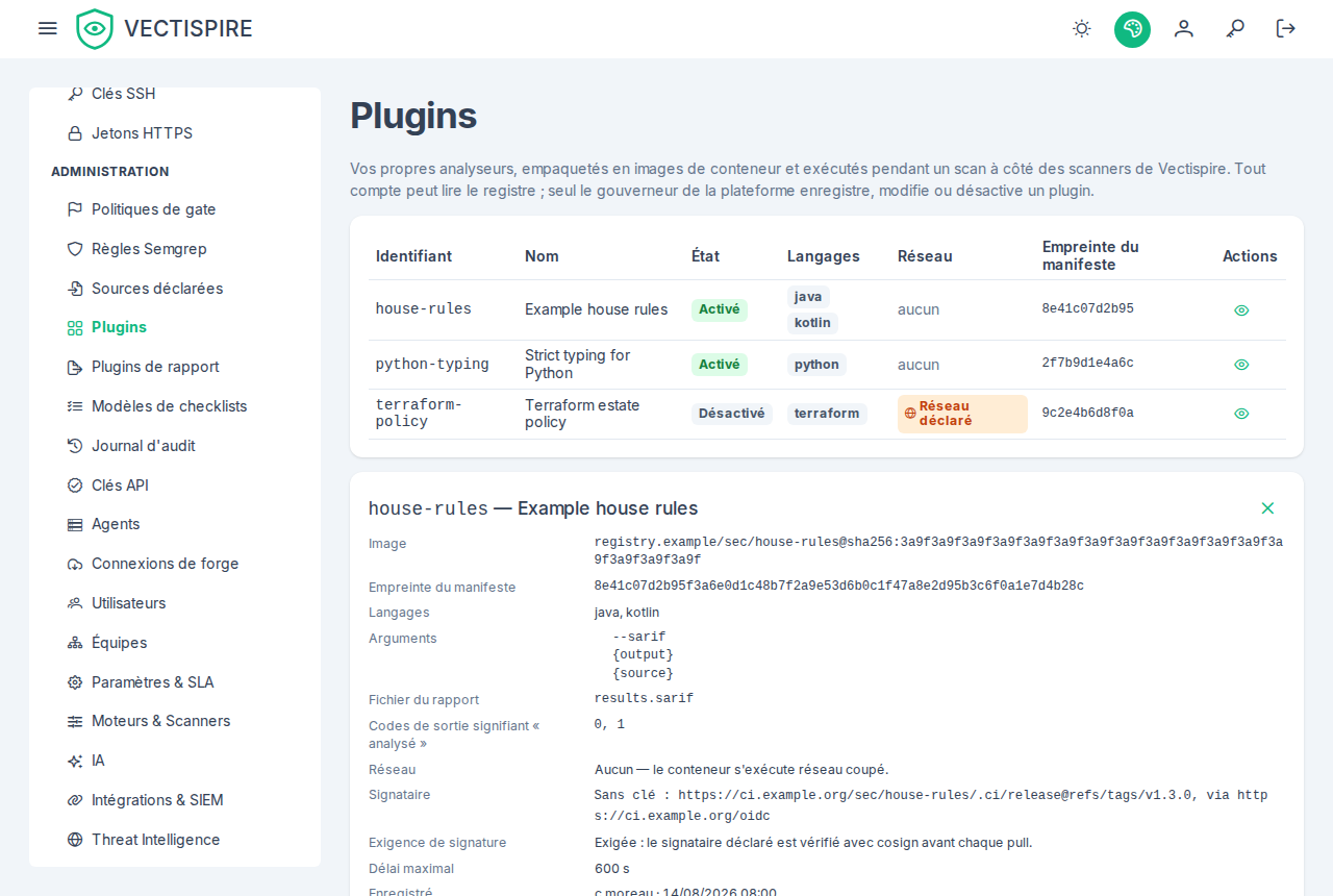 Le registre des plugins : trois plugins, dont un qui déclare un accès réseau, et les règles maison ouvertes sur leur image signée et leur manifeste.